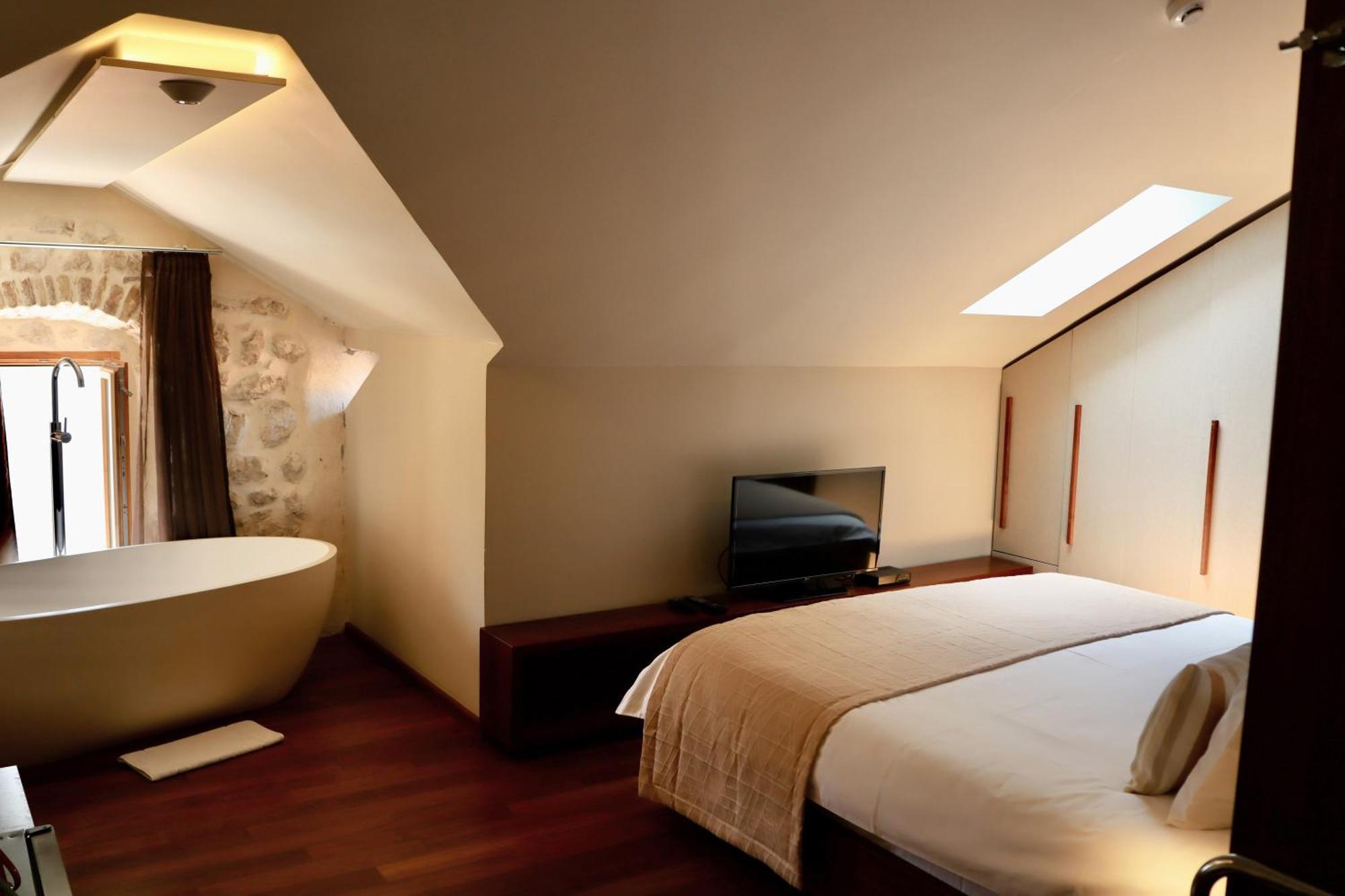 Hotel Monte Bay Retreat